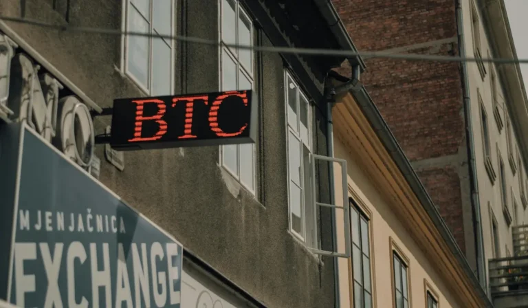 Reddit elege as 3 criptomoedas