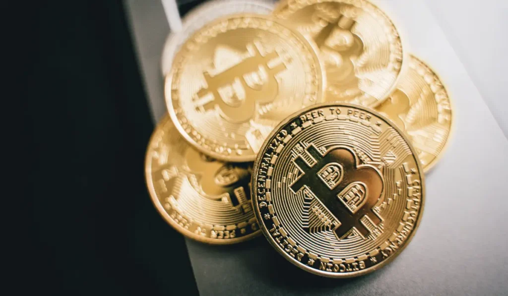 Bitcoin passa de US$ 119 mil com forte pressão institucional